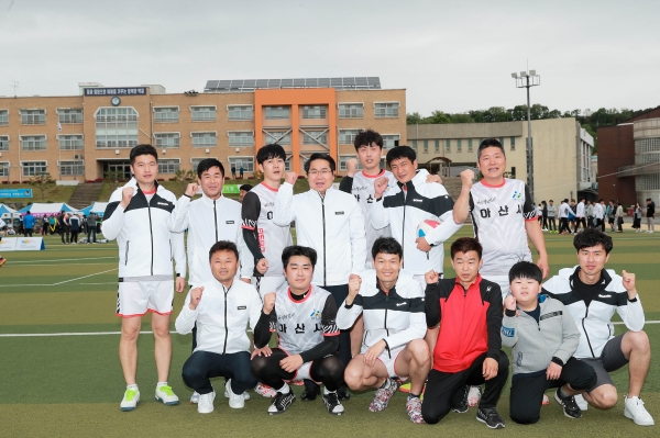 18일 경기장을 찾은 오세현 아산시장이 선수단을 격려하고 있다