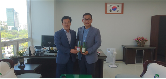 축제홍보라벨 부착/ ㈜맥키스컴퍼니 ‘이제 우린’ 병 라벨 전달식 후 박노훈(사진왼쪽)자치행정국장과 ㈜ 맥키스컴퍼니 김지하 대외협력팀장이 기념촬영