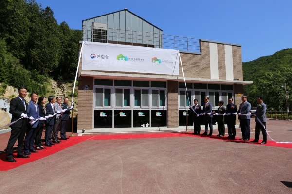 윤영균(좌측 여섯 번째) 한국산림복지진흥원장이 21일 울산 울주군 온양읍 국립대운산치유의숲 개장식에서 강길부(우측 여섯 번째) 국회의원(울산 울주)과 현판 제막식을 하고 있다.