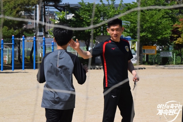 아산무궁화 선수 고무열, 김도혁, 이한샘이 충무초등학교(이하 충무초)를 찾아 비타민스쿨 진행