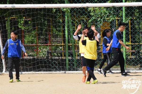 아산무궁화 선수 고무열, 김도혁, 이한샘이 충무초등학교(이하 충무초)를 찾아 비타민스쿨 진행