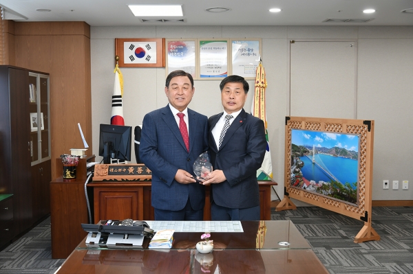 저소득‧취약계층 건강보험료 지원 ‘우수기관’ 수상/왼쪽부터 황선봉 군수, 고광수 국민건강보험공단예산지사장