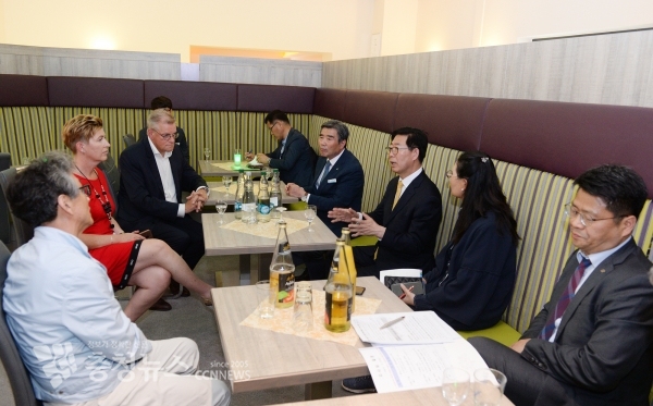 우제돔 해양치유센터에 방문한 양승조 지사