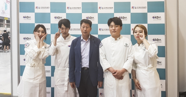'대한민국 국제요리(제과) 경연대회 2019 '에 참가 모습