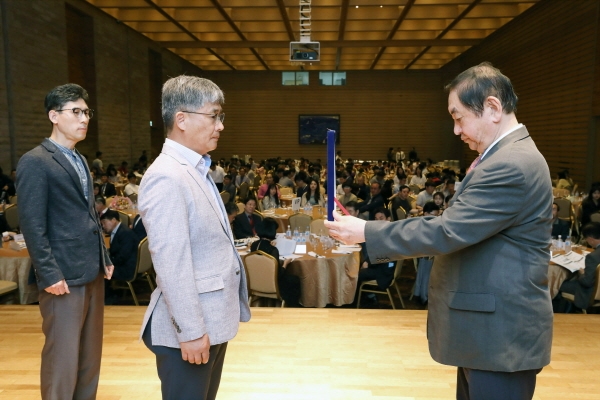 2019 물관리 최우수기관 선정(서천군 이강복 맑은물사업소장이 제주도에서 열린 세미나서 상받는 모습).