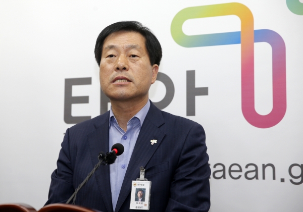 허재권 부군수 긴급 기자회견 모습