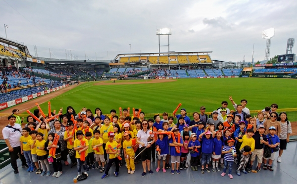 빛돌애향회와 함께하는 농촌 초등학생 문화체험 프로그램 (한화 야구경기 관람 모습)