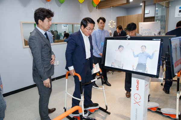 스마트 인지건강센터 시설을 체험해보는 오세현 아산시장