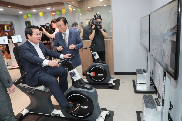 스마트 인지건강센터 시설을 체험해보는 오세현 아산시장