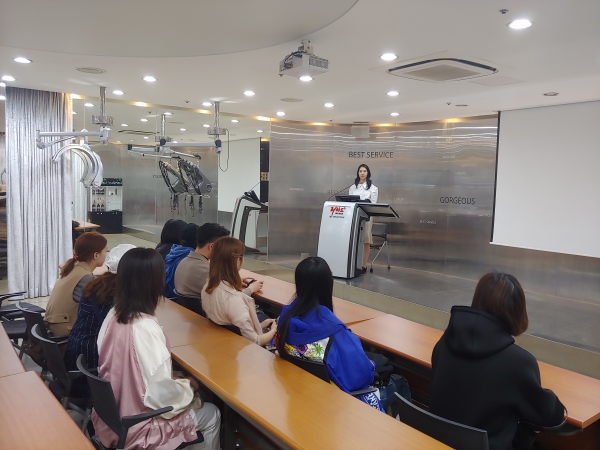 리차드 프로헤어 본점에서 설명을 듣고 있는 중국 학생들의 모습.