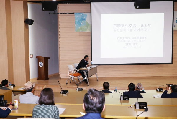 니시오카 다쓰시 원장이 특강하는 모습