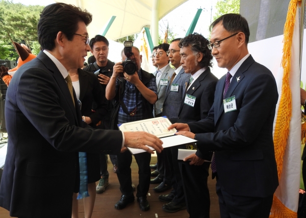 「생물다양성의 날」유공 국무총리상 수상 모습