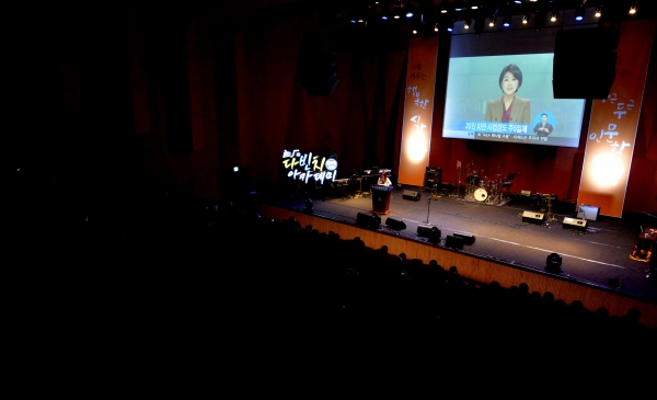 재학생들이 강사의 특강을 듣고 있다.