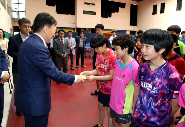 설동호 교육감, 소년체전 선수격려 모습