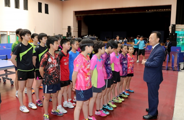 설동호 교육감, 소년체전 선수격려 모습