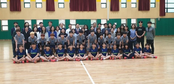 설동호 교육감, 소년체전 선수격려 모습