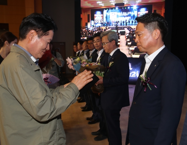 同心同德 농가소득 추진 보고회 시상 사진.