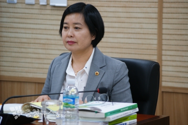 행정감사하는 박용희 교육안전위원회 위원