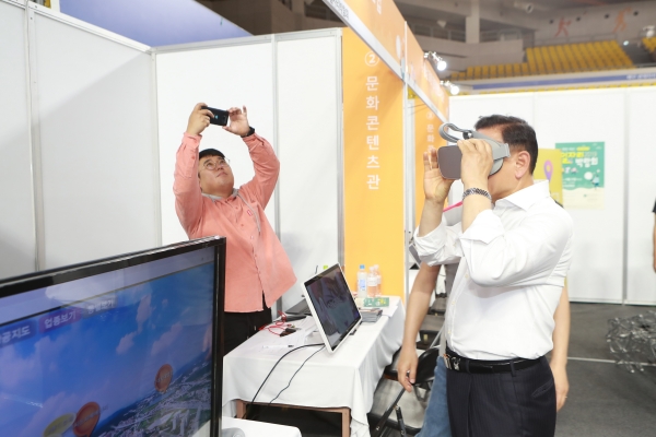 구본영 천안시장이 천안아산 박람회에 방문해 VR을 체험해 보고 있다