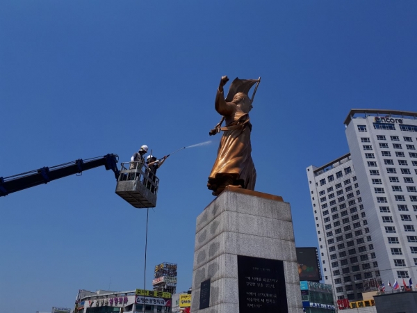 유관순 열사 동상 세척