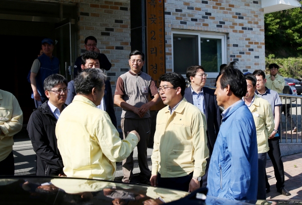 지난 23일 맹정호 서산시장과 박천규 환경부 차관이 독곶2리 마을회관을 방문해 주민들과 대화하고 있다