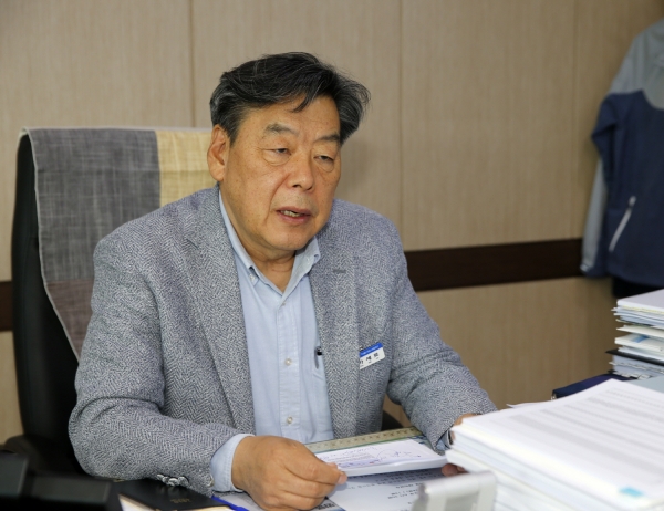 긴급회의를 주재하고 있는 가세로 군수 모습.