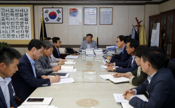 가세로 태안군수 원산안면대교 명칭 관련 긴급회의 개최 모습