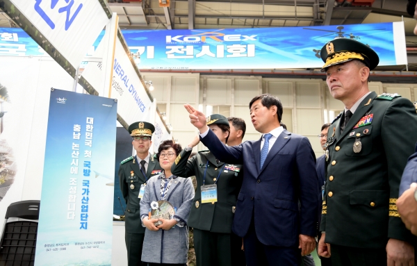 황명선 논산시장은 전시회에 참여한 방산업체 부스를 일일이 방문