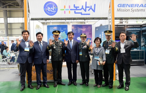 황명선 논산시장 전시회에 참여한 방산업체 부스 방문 단체사진