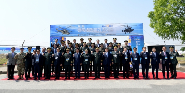 황명선 논산시장 전시회에 참여한 방산업체 부스 방문 단체사진