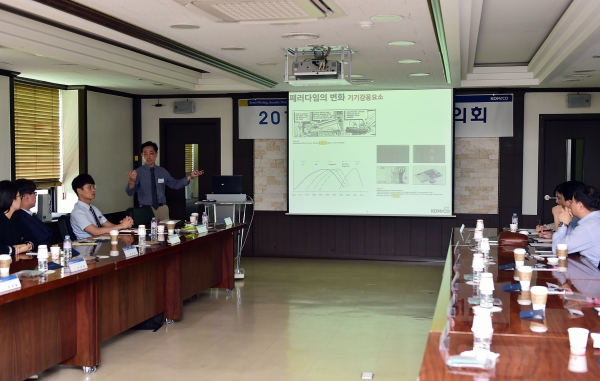 조폐공사 최원균 위조방지연구팀장이 ‘해외 은행권 적용 신규 기술’을 소개하고 있다