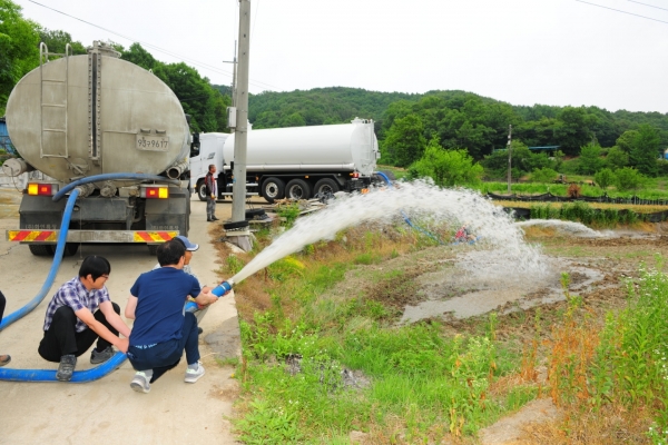 지난 17년 가뭄으로 피해를 겪고 있는 대술면 화산리 지역에 액비수송 차량을 활용해 농업용수를 공급하고 있는 모습