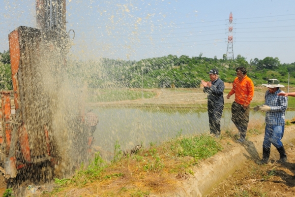 지난 17년 극심한 가뭄지역(대술면 화산리)에 농업용수 공급을 위해 개발한 관정에서 물이 솟구쳐 올라오는 모습.