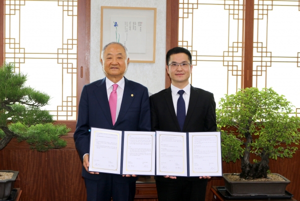 백석대 장택현 대학혁신위원장과 귀저우공상직업학원 저우강 총장이 협약식 후 기념촬영