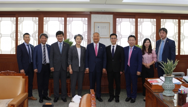 협약식에 참석한 내외빈들이 함께 기념촬영을 하고 있다.