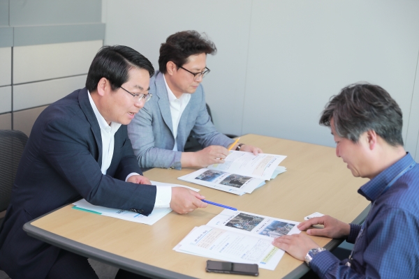 기획재정부 지역예산과에 아산시민의 목소리를 전달하며 정부예산 지원이 필요함을 설명하는 오세현 아산시장