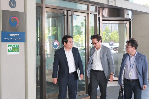 오세현 아산시장이 기획예산과장 등과 함께 기획재정부를 나서며 국비확보 상황을 점검하고 있다