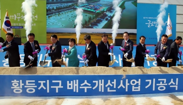 익산황등지구배수개선사업기공식 참석자들이 시삽을 하고 있다.(오른쪽세번째 김인식사장 송하진지사 이개호장관 이춘석국회의원순).