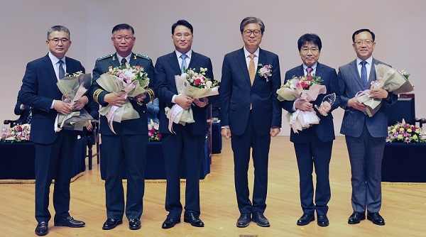 제1회 자랑스러운 동문 시상식. 왼쪽부터 박희성 전무, 임문균 소장, 한영석 대표, 오덕성 총장, 정찬형 대표, 정문호 청장.