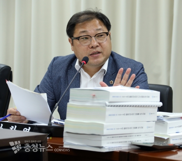 행정감사하는 안찬영 세종시의회 부의장 / 충청뉴스 최형순 기자