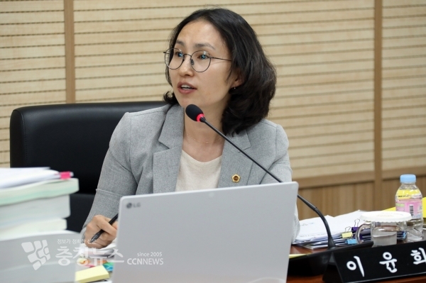 행정감사 하는 이윤희 세종시의회 의원 / 충청뉴스 최형순 기자