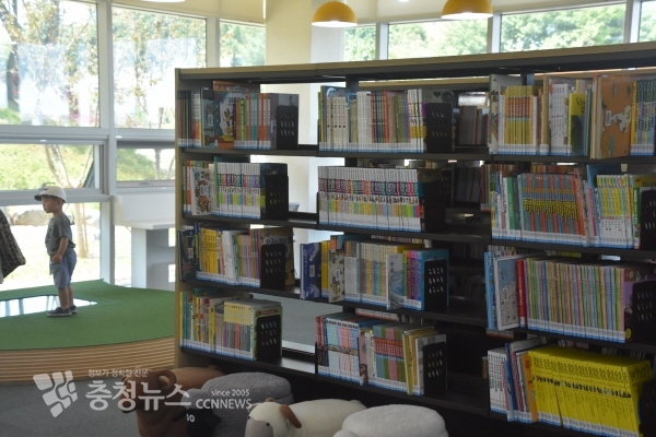 논산열린도서관 내부 모습