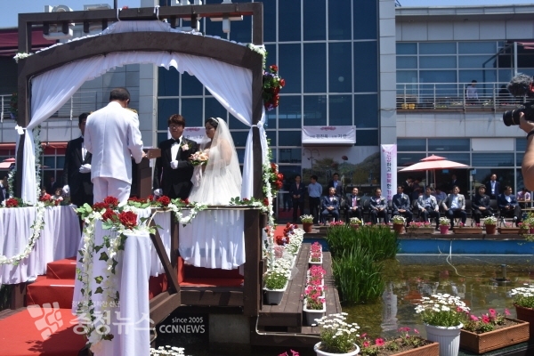 다문화가정 야외 결혼식 이벤트 모습