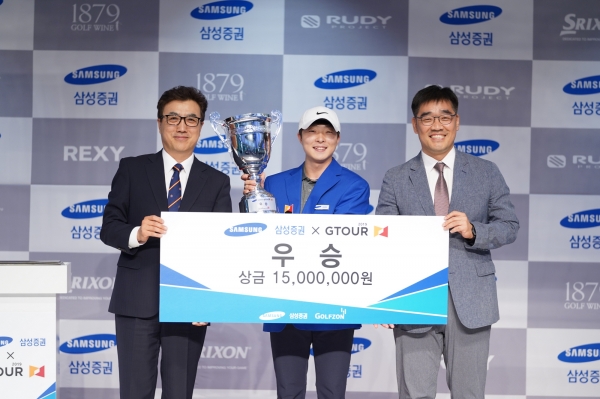 . (좌측부터) 골프존 박기원 대표이사와 우승자 허결, 삼성증권 한효건 팀장이 ‘2019 삼성증권 GTOUR 2차 대회’의 우승 상금을 들고 기념촬영을 하고 있다.