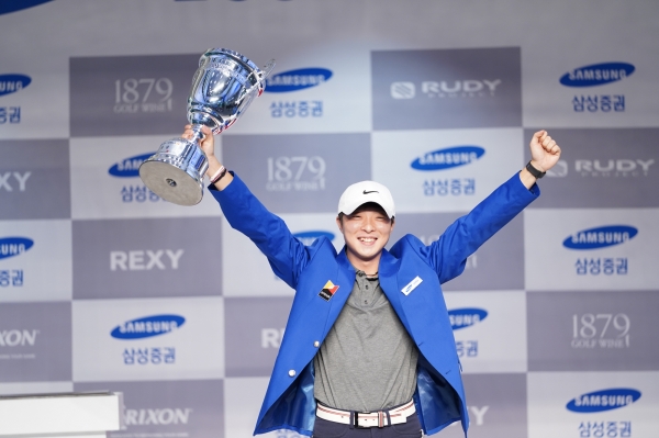 ‘2019 삼성증권 GTOUR 2차 대회’에서 최종 9언더파로 우승을 차지한 허결이 우승 기념 포즈를 취하고 있다.