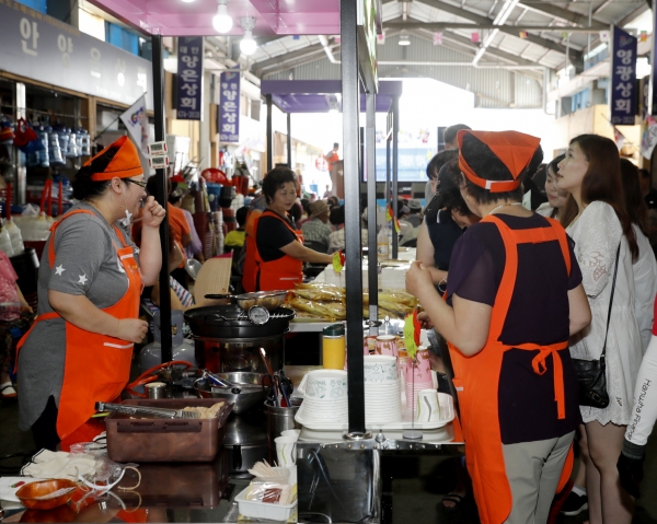 태안특산물전통시장 토요 주말장터 모습.