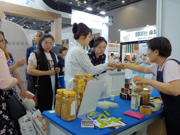 청양 스틱형 꿀 제품 '꿀도래' 인기 /지난 21부터 24일까지 경기도 고양시 킨텍스에서 열린 ‘서울국제식품산업대전’에 청양 대표로 참가