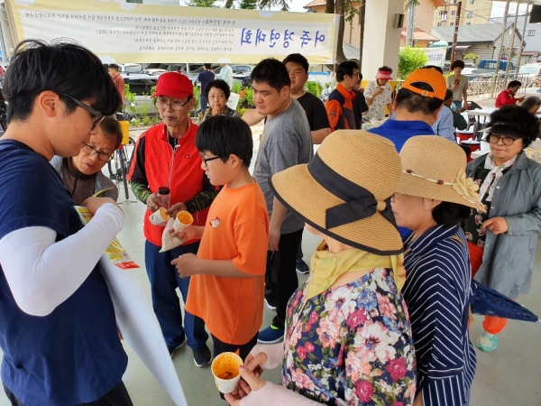 제4회 청양읍 청춘골목문화제-어죽 시식 모습.