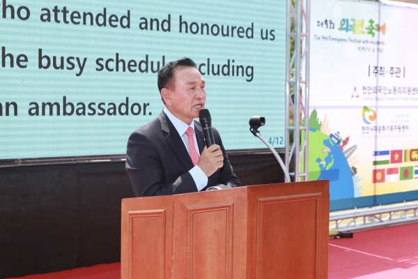 제9회 외국인축제가 지난 26일 천안시 신부동 소재 도솔광장에서 진행 모습