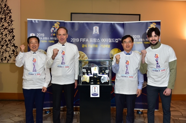 27일 서울 주한 프랑스 대사관에서 ‘2019 FIFA 프랑스 여자 월드컵 공식 기념메달’ 발표회 (왼쪽 두번째 파비앙 페논 주한 프랑스 대사, 세번째 조용만 조폐공사 사장)